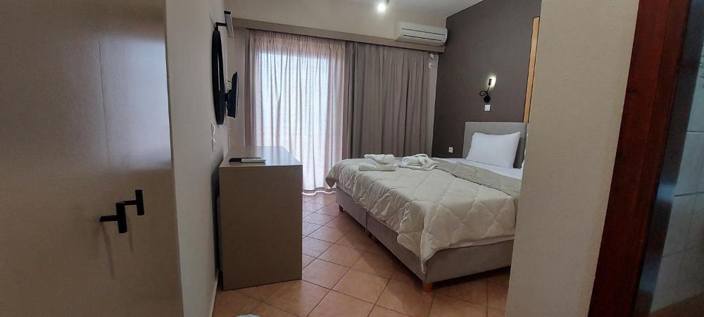 Deluxe Double Room with Side Sea View